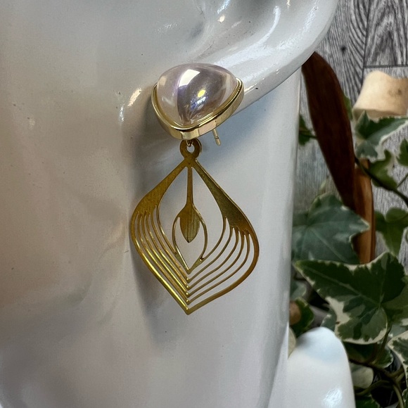 Delicate Art Deco-Inspired Dangle Earrings- Gold Elegant Stylish Earrings - Picture 14 of 16